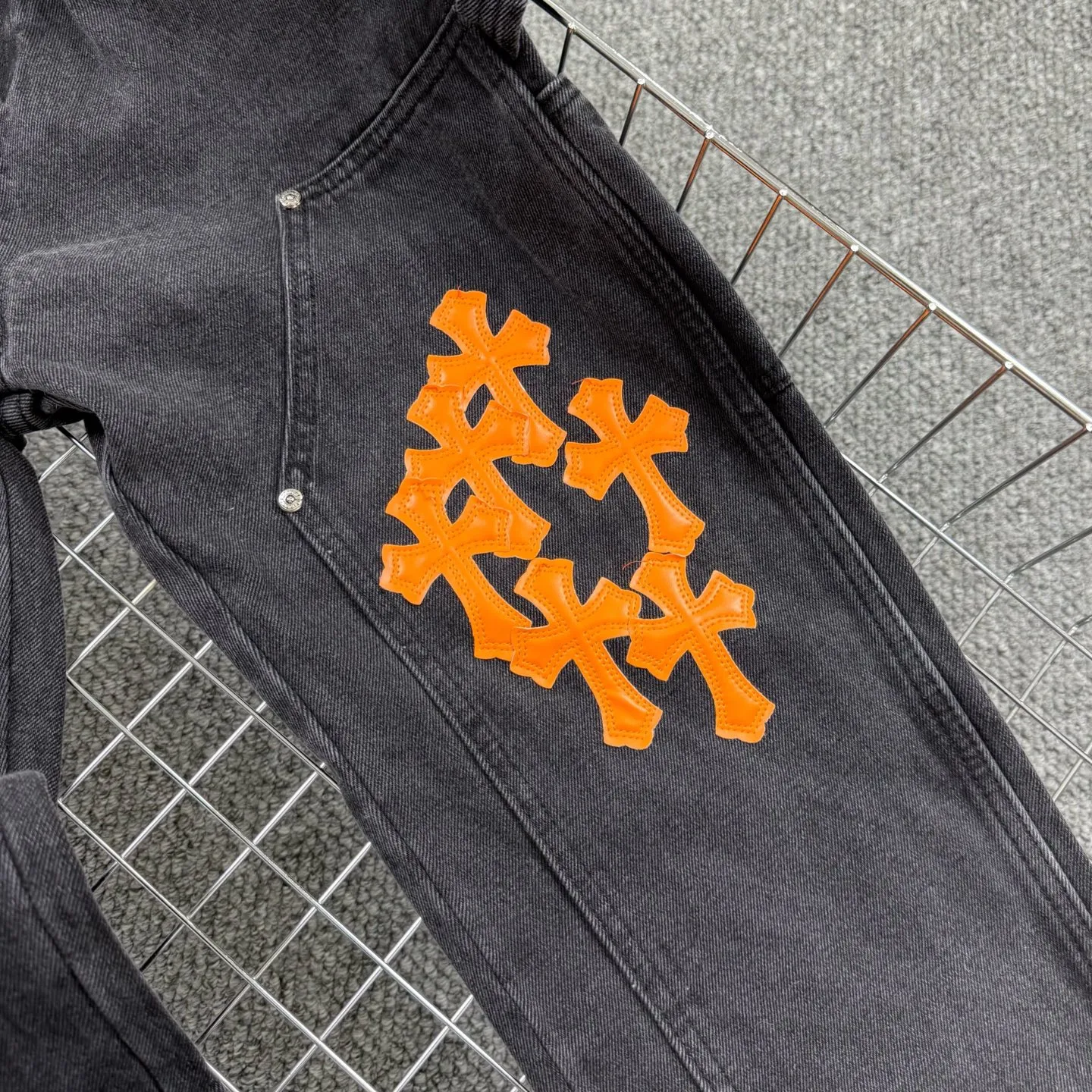 P280 Style number: H861 Chrome Hearts & Chrome Hearts 25FW CH workwear logging black and orange leather limited edition cow king jeans Chrome Hearts' most popular color pants are made of beaded canvas fabric, and heavy washing makes the upper body of the fabric more textured and the pants are tall and straight! The three-dimensional cutting of the whole trousers is a masterpiece! The hardware is customized by zp. The beaded canvas fabric is thick and soft after being washed. It has good breathability. Customized small leather label. Unique design. The details are simple and elegant, and the workmanship is exquisite. The whole trousers are neatly routed and the details are in place! It’s so cool that both men and women can easily control the genderless trend!  Size: 30-32-34-36 Color: black